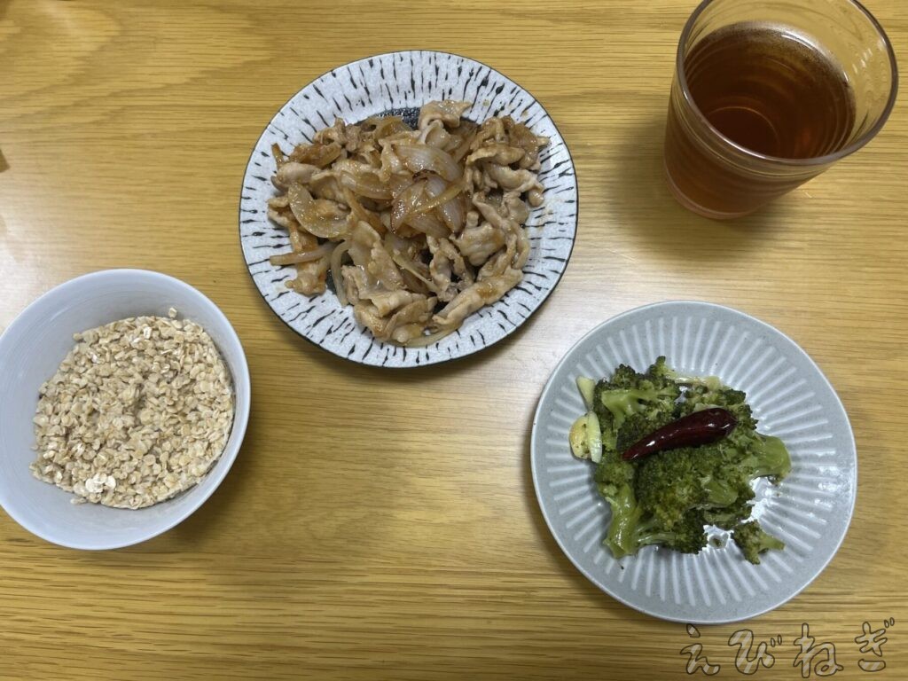 生姜焼き・ブロッコリーのペペロンチーノ風・オートミール（ごはん）