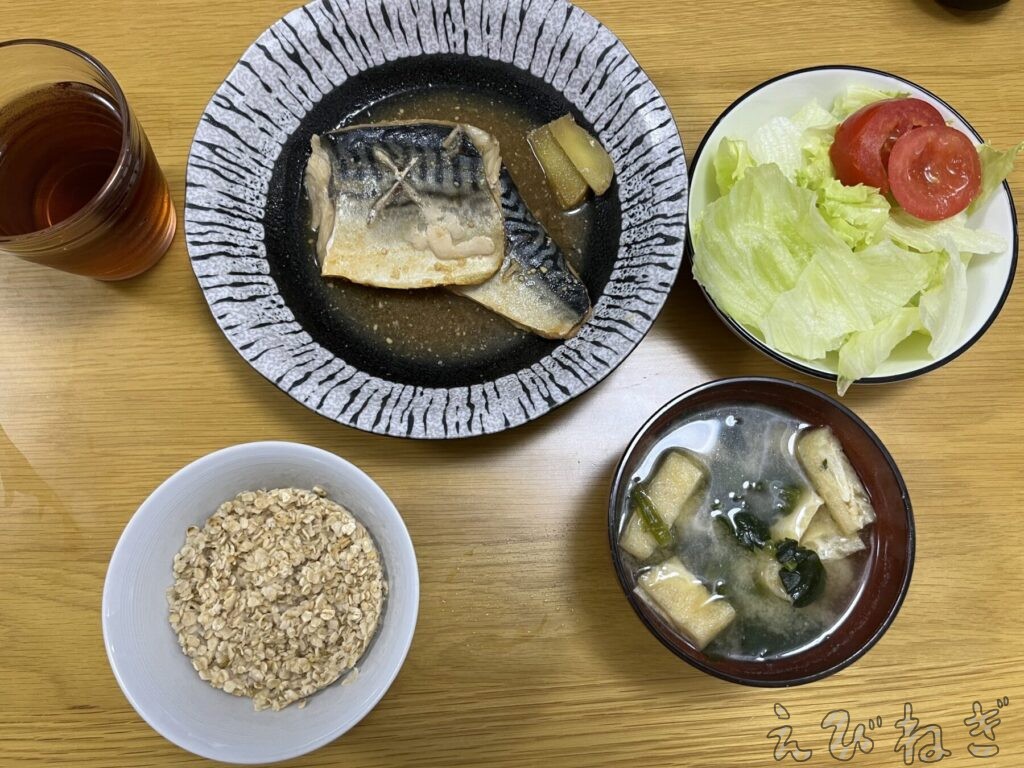 鯖の味噌煮・サラダ・味噌汁とオートミール（ごはん）