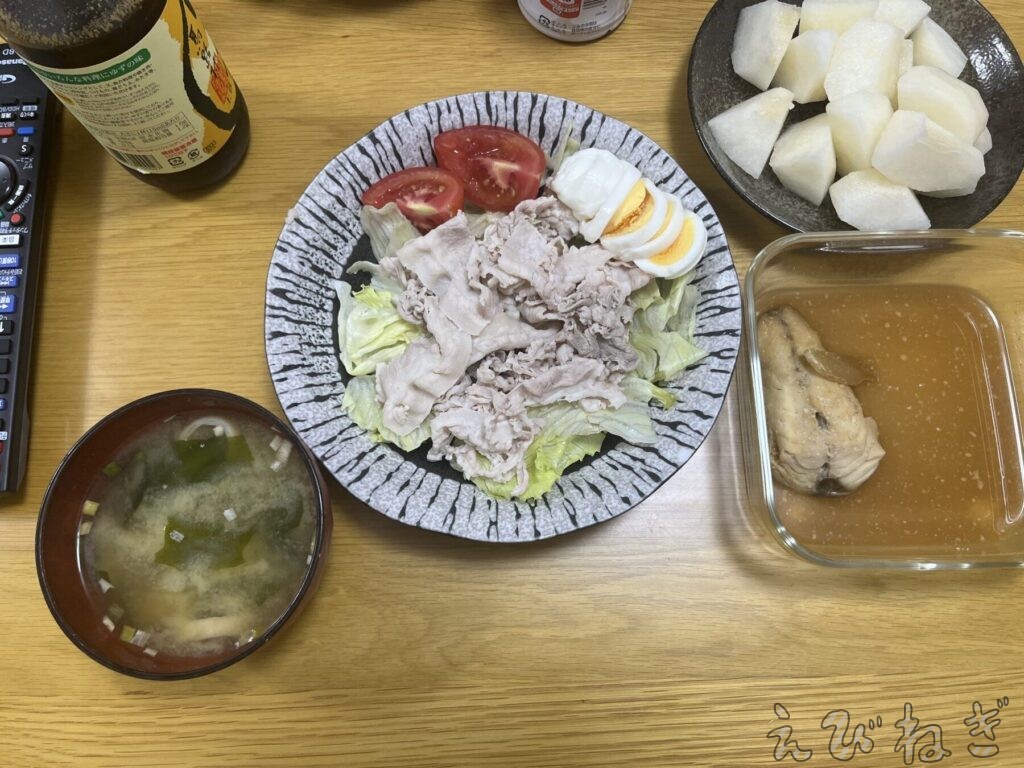 冷しゃぶサラダ・鯖の味噌煮の残り・梨・味噌汁