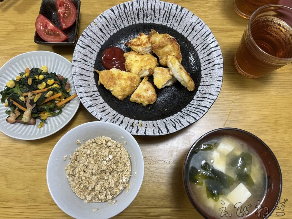 鶏むね肉のピカタ・ほうれん草ソテー・トマト・味噌汁・オートミール（ごはん）