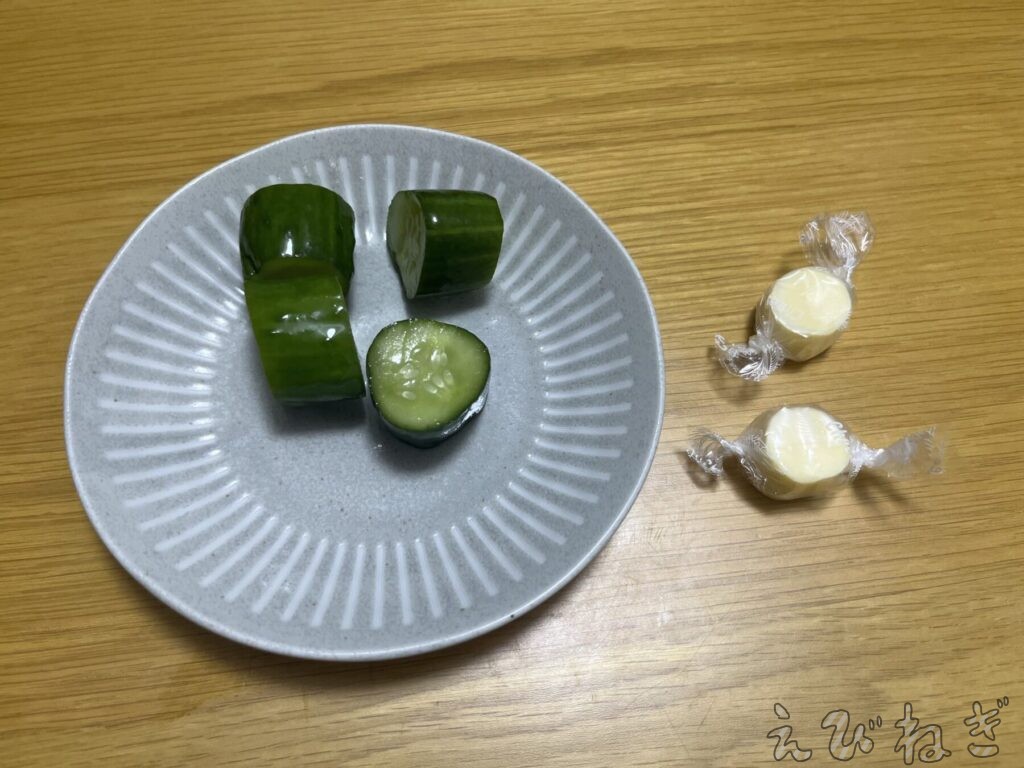 きゅうりの漬物とベビーチーズ