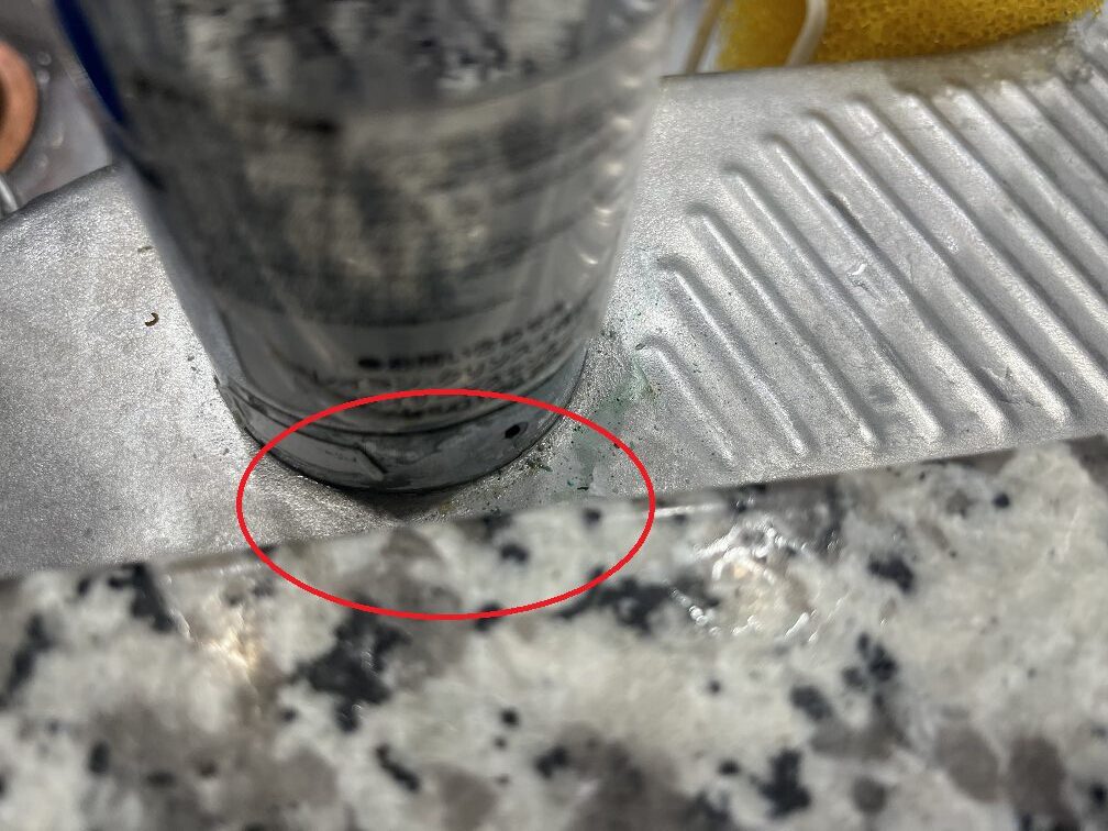 蛇口の根本の裏側に緑青がある