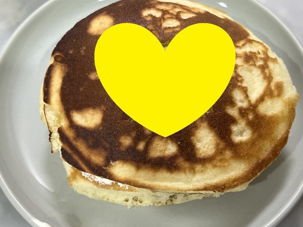 生地をくりぬいた部分に赤ちゃんの性別を示すフルーツを入れる