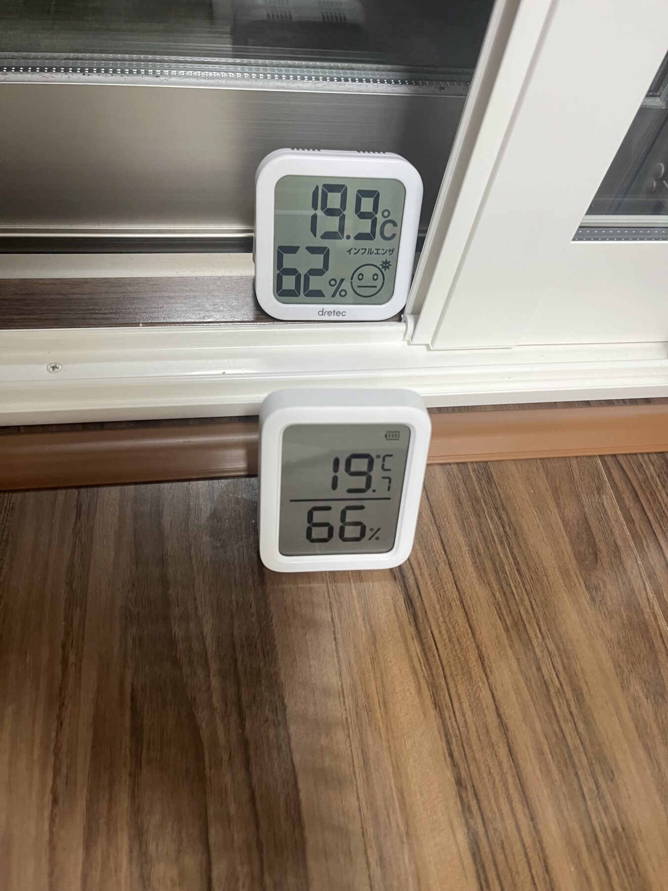 内窓の内外に温度計を設置