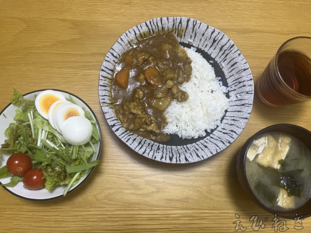 カレーライス・サラダ・味噌汁