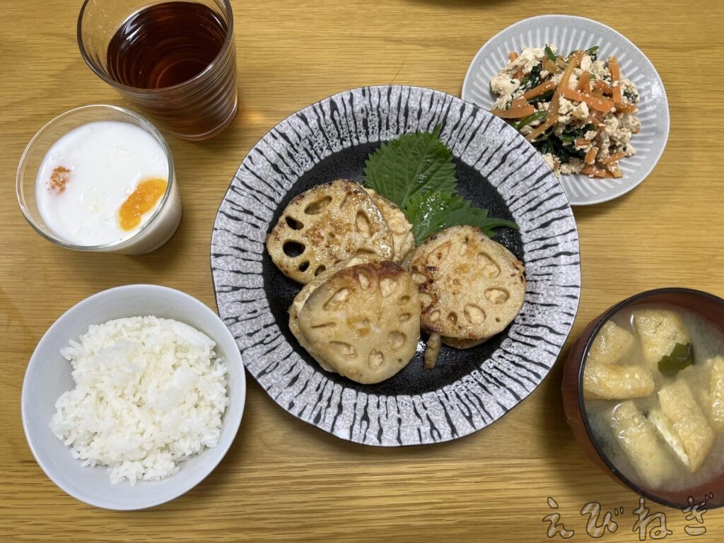 レンコンの挟み焼き・ほうれん草の白和え・味噌汁・ごはん・牛乳寒天