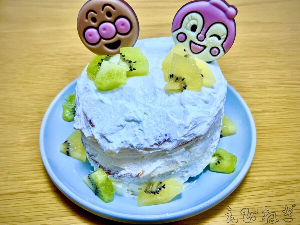 ケーキの中身がキウイであれば男の子、ゴールデンキウイであれば女の子を示すケーキ