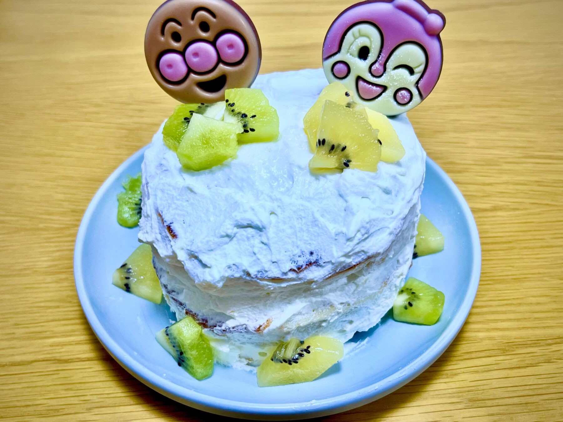 ケーキの中身がキウイであれば男の子、ゴールデンキウイであれば女の子を示すケーキ