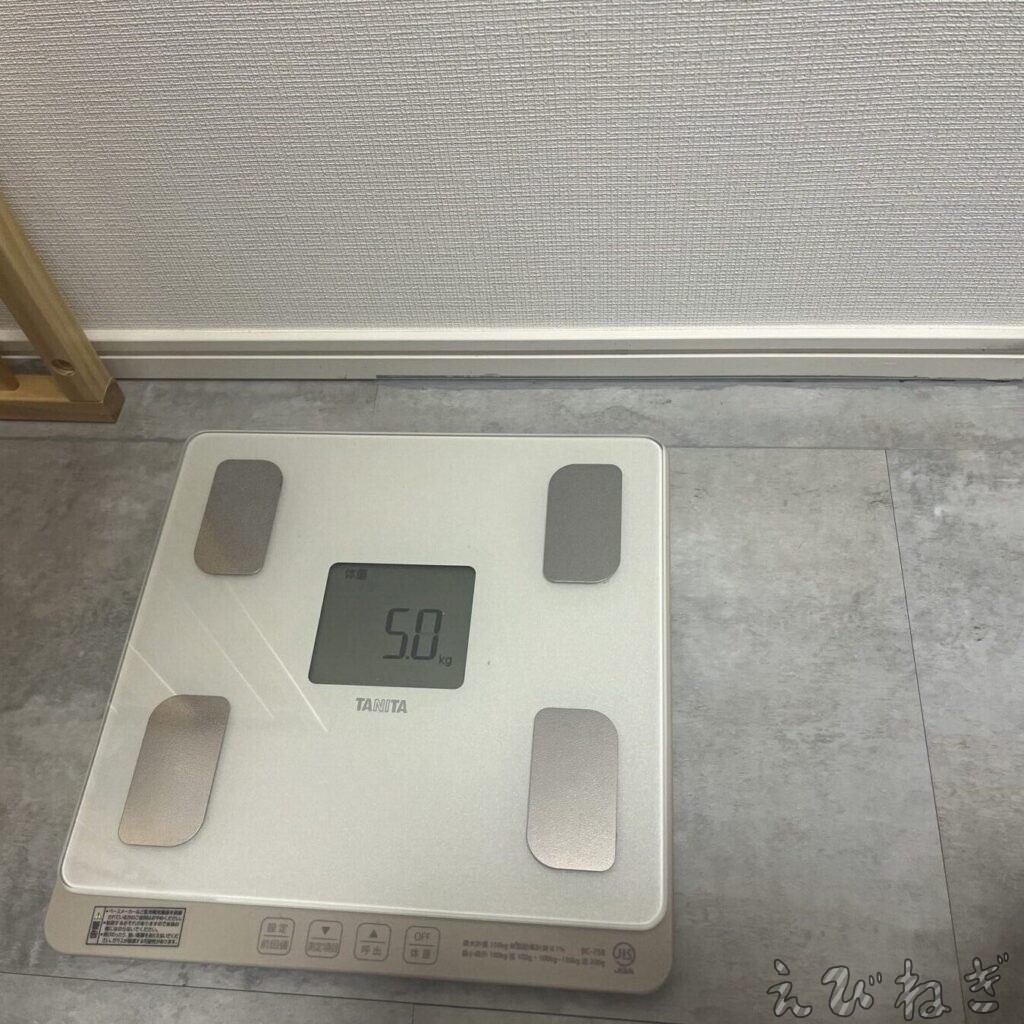 体重計が5.0㎏を示している