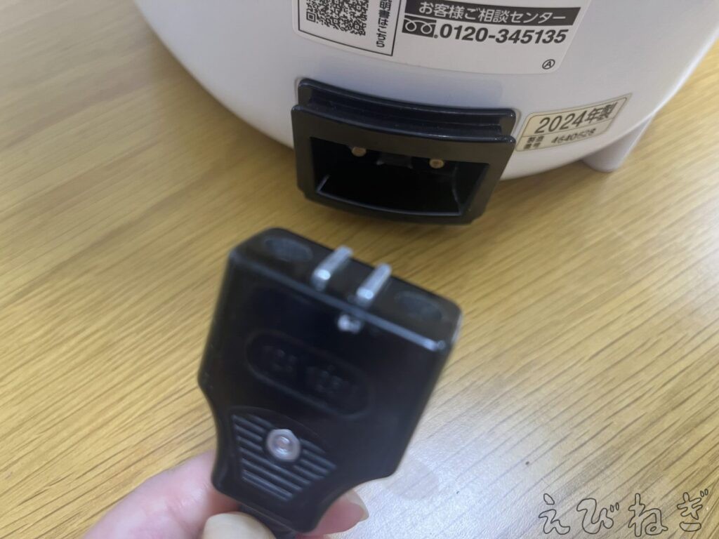 電源コードはマグネット式ですぐに外れる