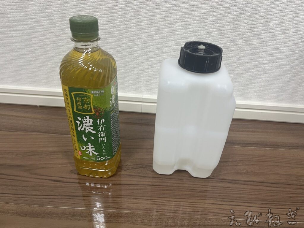 ジアイーノの給水タンクを600mlペットボトルと比較。ほぼ同等の大きさ。