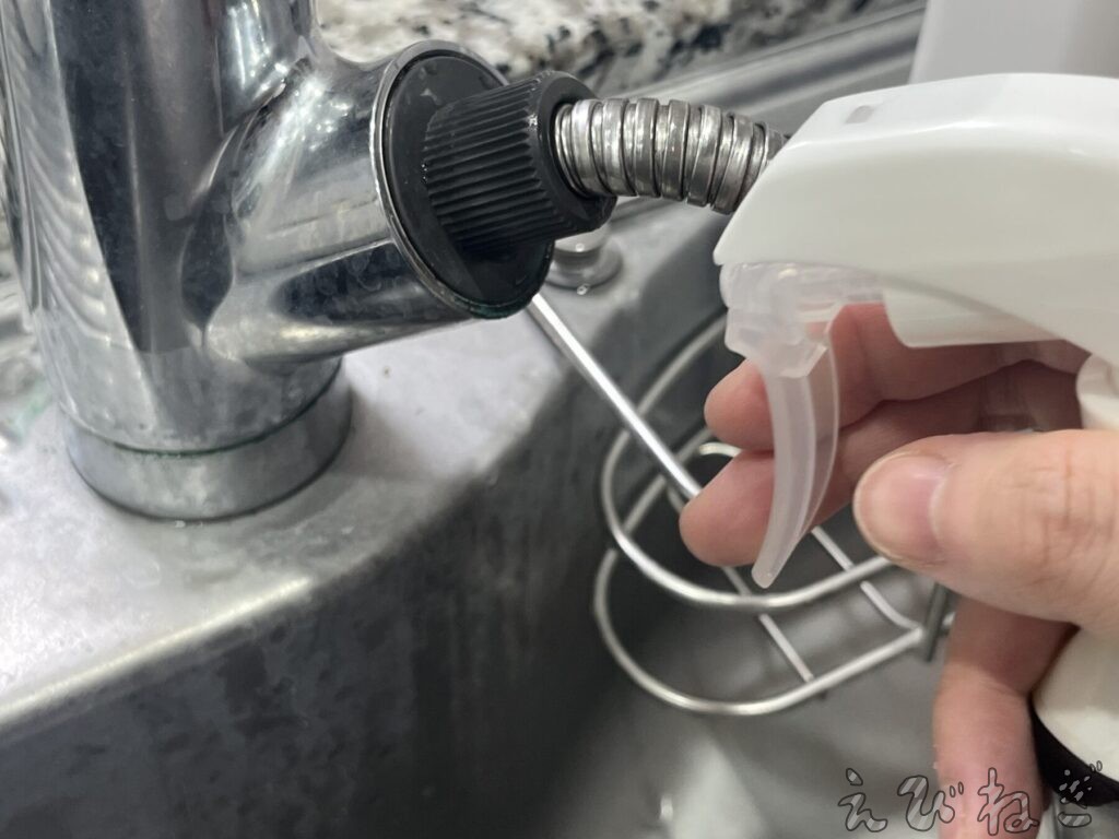 緑青がある部分にサビ取り剤をスプレーする