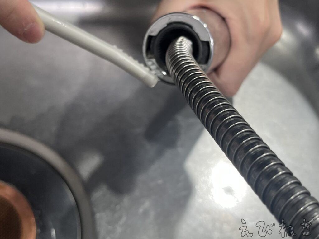 ブラシで薬液をこすりつける