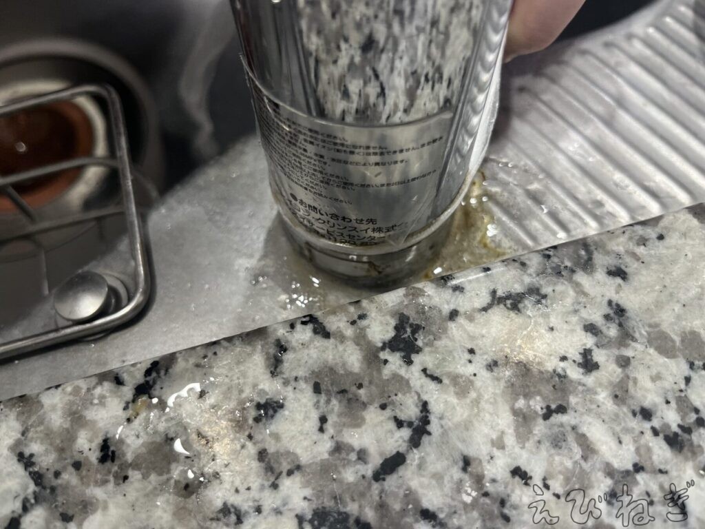 サビ取り剤とサビが反応して色がついた水が出てくる