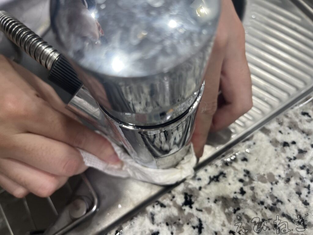 キッチンペーパーで薬液をいきわたらせる