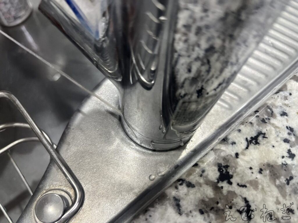 薬液が届きにくいところは糸をくぐらせてギコギコする