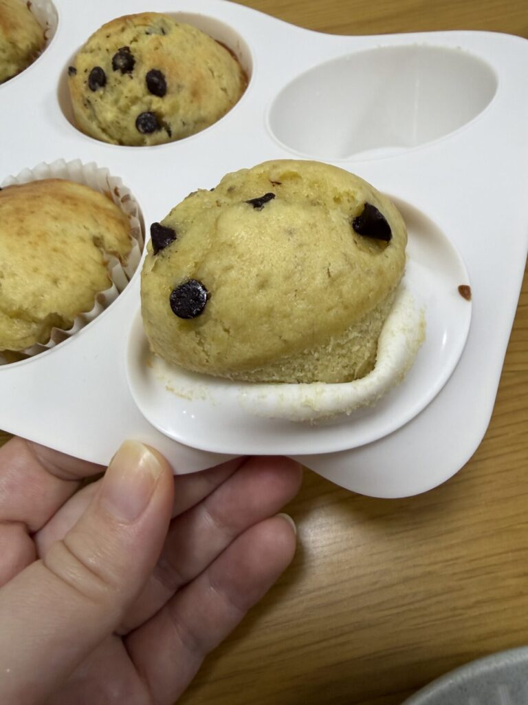 グラシン紙なしのマフィンを取り出すところ