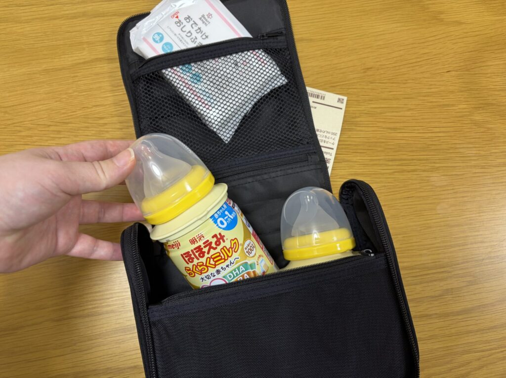 ほほえみの缶ミルクを入れている様子