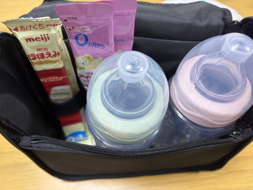 哺乳瓶2本が入っている様子